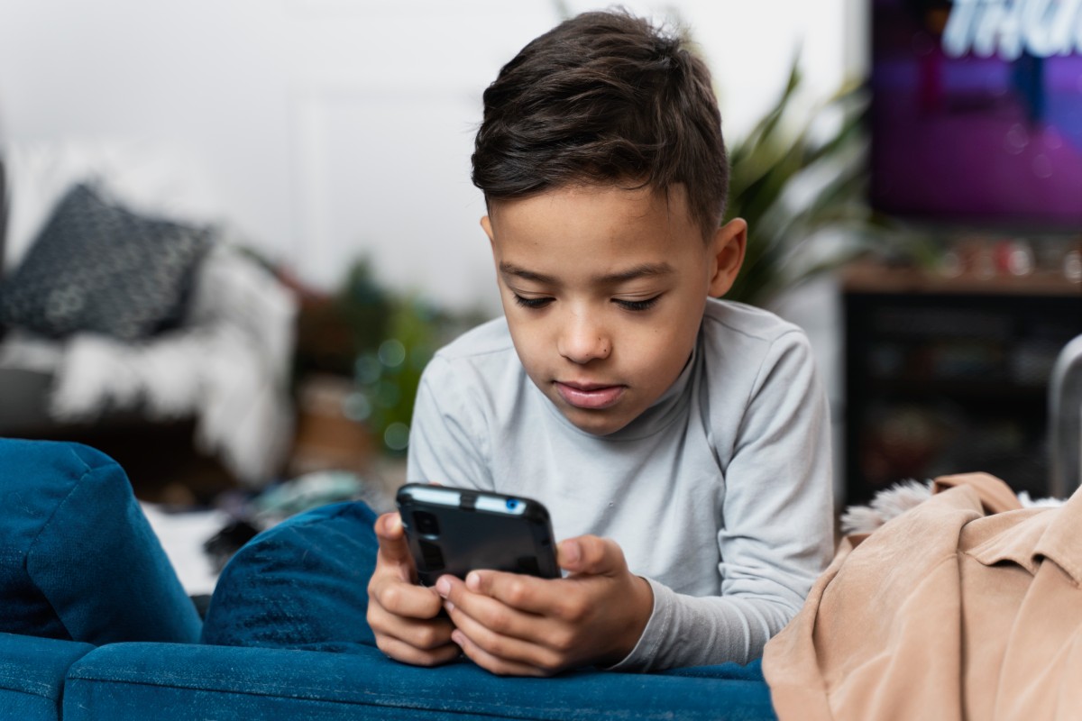 Effective Tips to Minimize Screen Time for Your Toddler by Elzee, best nursery. Jr. kg and Sr.kg preschool in Goregaon.